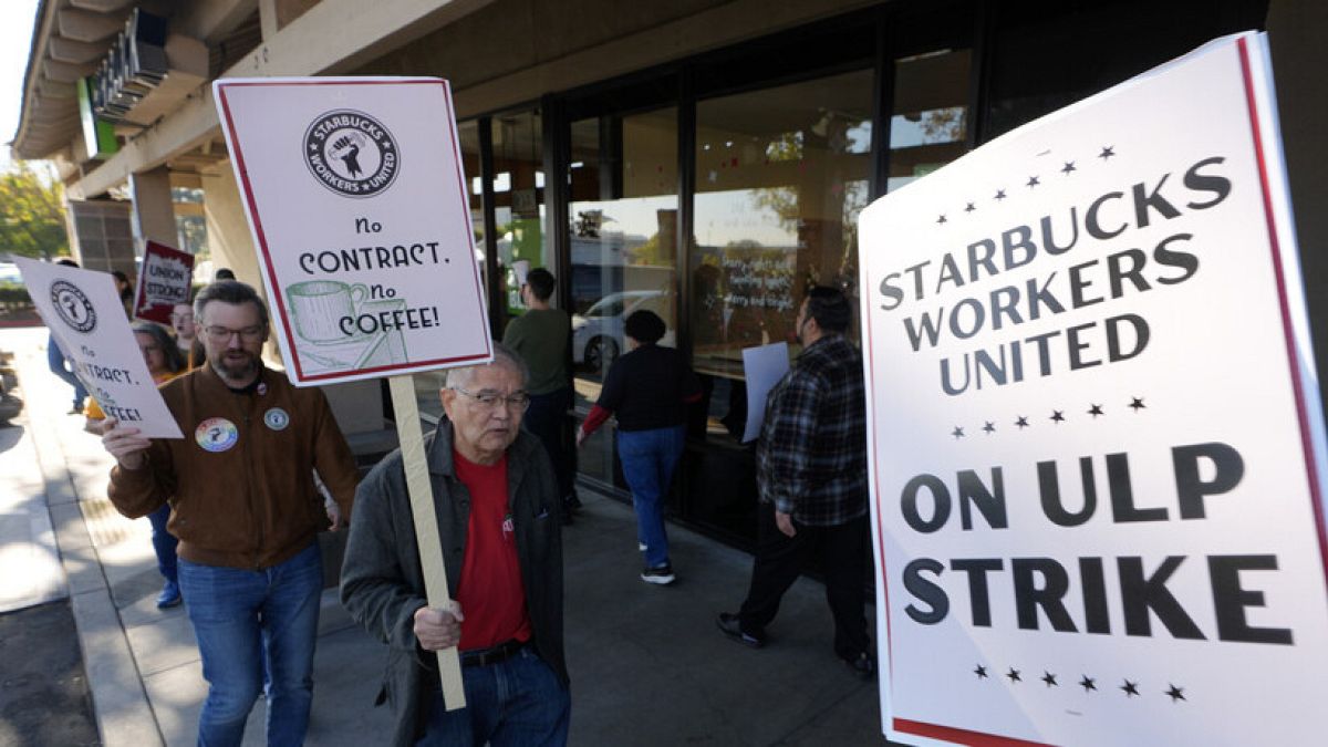 La huelga de los trabajadores de Starbucks en EE.UU. se expande a más ciudades cerrando casi 60 tiendas