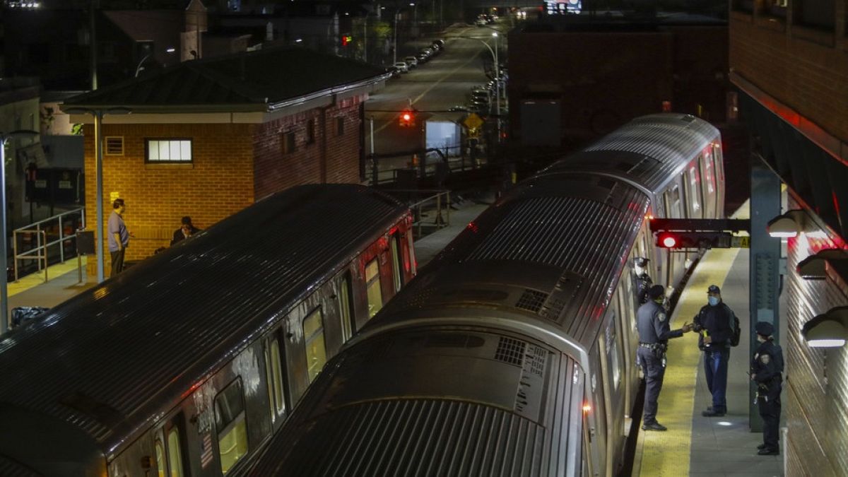 La policía de Nueva York arresta a un hombre después de que una mujer fuera incendiada y asesinada en el metro