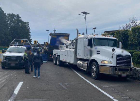 A escasas horas de Navidad, carretera México-Cuernavaca fue afectada por volcadura de tráiler