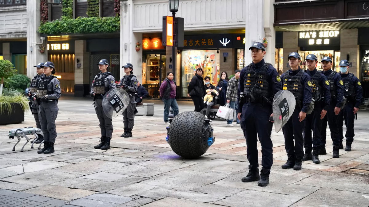 Un robot policía distópico llega a las calles chinas