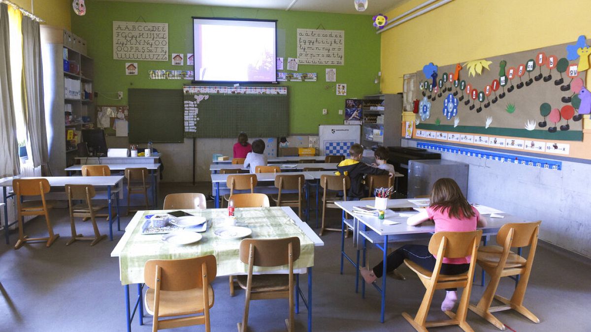 Amenazas de bomba perturban decenas de escuelas en Hungría, las autoridades investigan