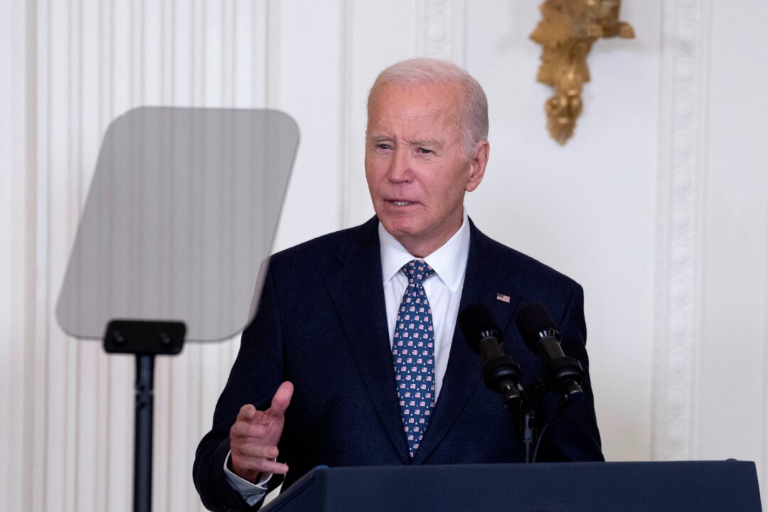 Biden firma ley para aumentar los beneficios de seguridad social para millones