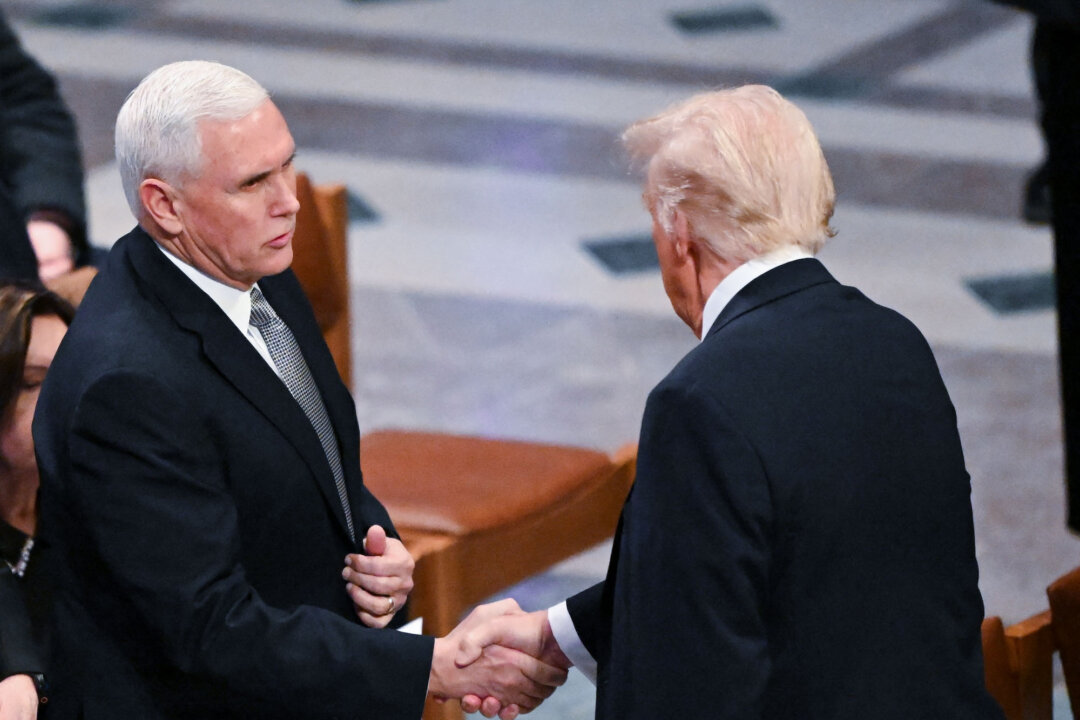 Pence dice que felicitó a Trump por su victoria electoral durante el funeral de Carter