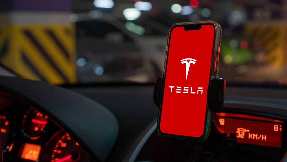 Estados Unidos investiga el sistema de conducción remota inteligente de Tesla después de que no detecta obstáculos