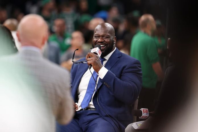 Shaquille O’Neal corona a Nikola Jokic como el ‘mejor gran hombre de la NBA’ con un cinturón personalizado