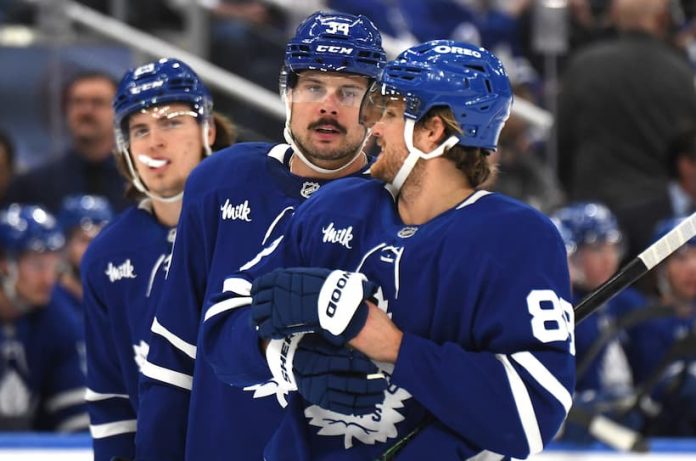 Auston Matthews le da a su compañero de equipo de los Toronto Maple Leafs, William Nylander, un interesante cumplido por “hacer trampa”