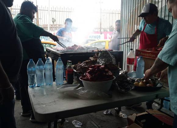 Acuden Bomberos y Protección Civil de Nuevo León a apagar incendio en fábrica y resulta carne asada